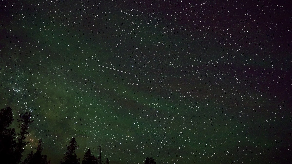 The northern lights among hundreds of stars.